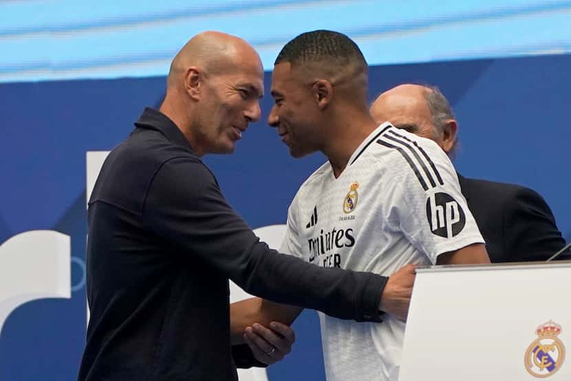 Zinedine Zidane saluda a Kylian Mbappé el martes en su presentación con el Real Madrid.