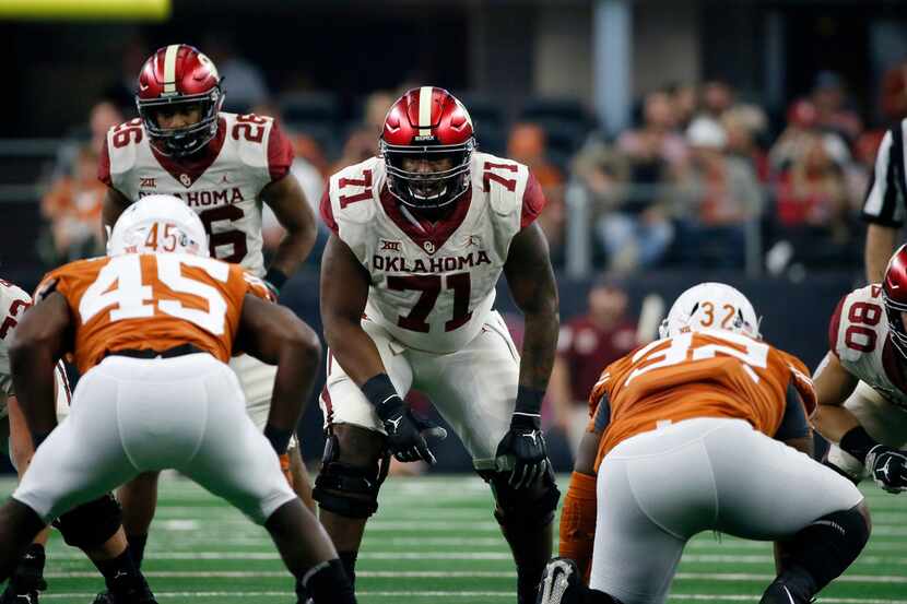 Oklahoma Sooners offensive tackle Bobby Evans (71) waits for the snap against the Texas...