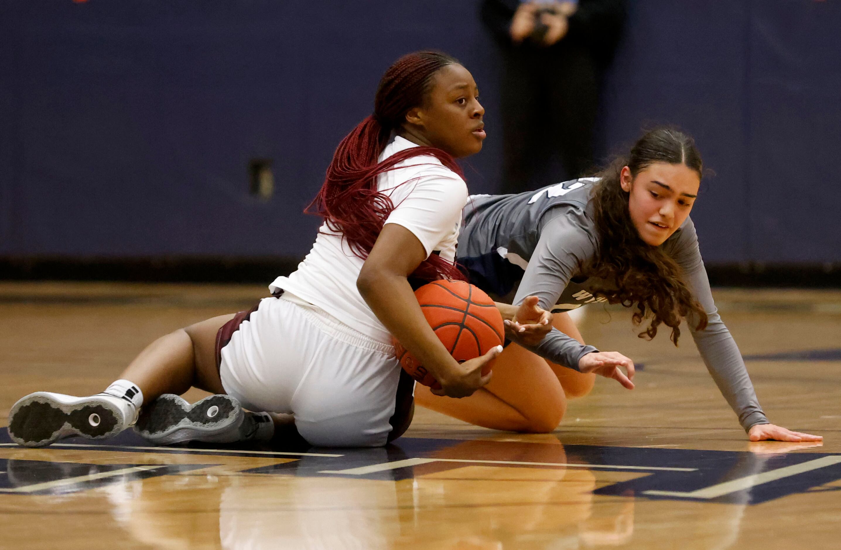Red Oak’s Courtney  Bluitt (0) looks to pass as Wylie East’s Aaliyah Halstied (22) defends...