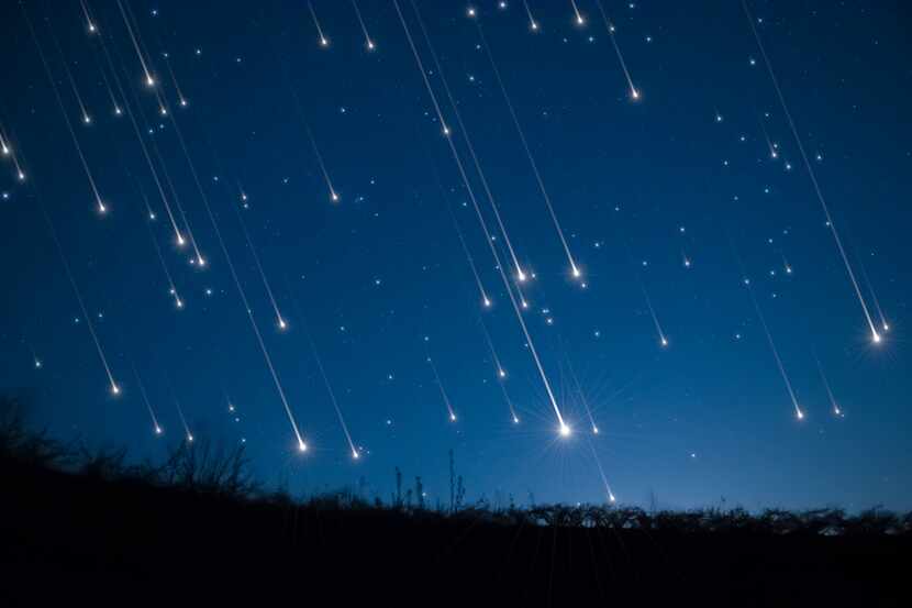 Lluvia de estrellas provocada por fragmentos de meteoritos al ingresar a la atmósfera de la...