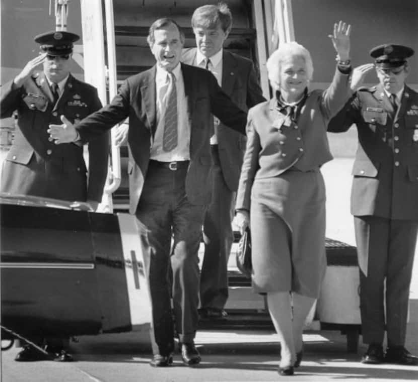 Los Bush llegan al aeropuerto Meacham de Fort Worth en 1984.
