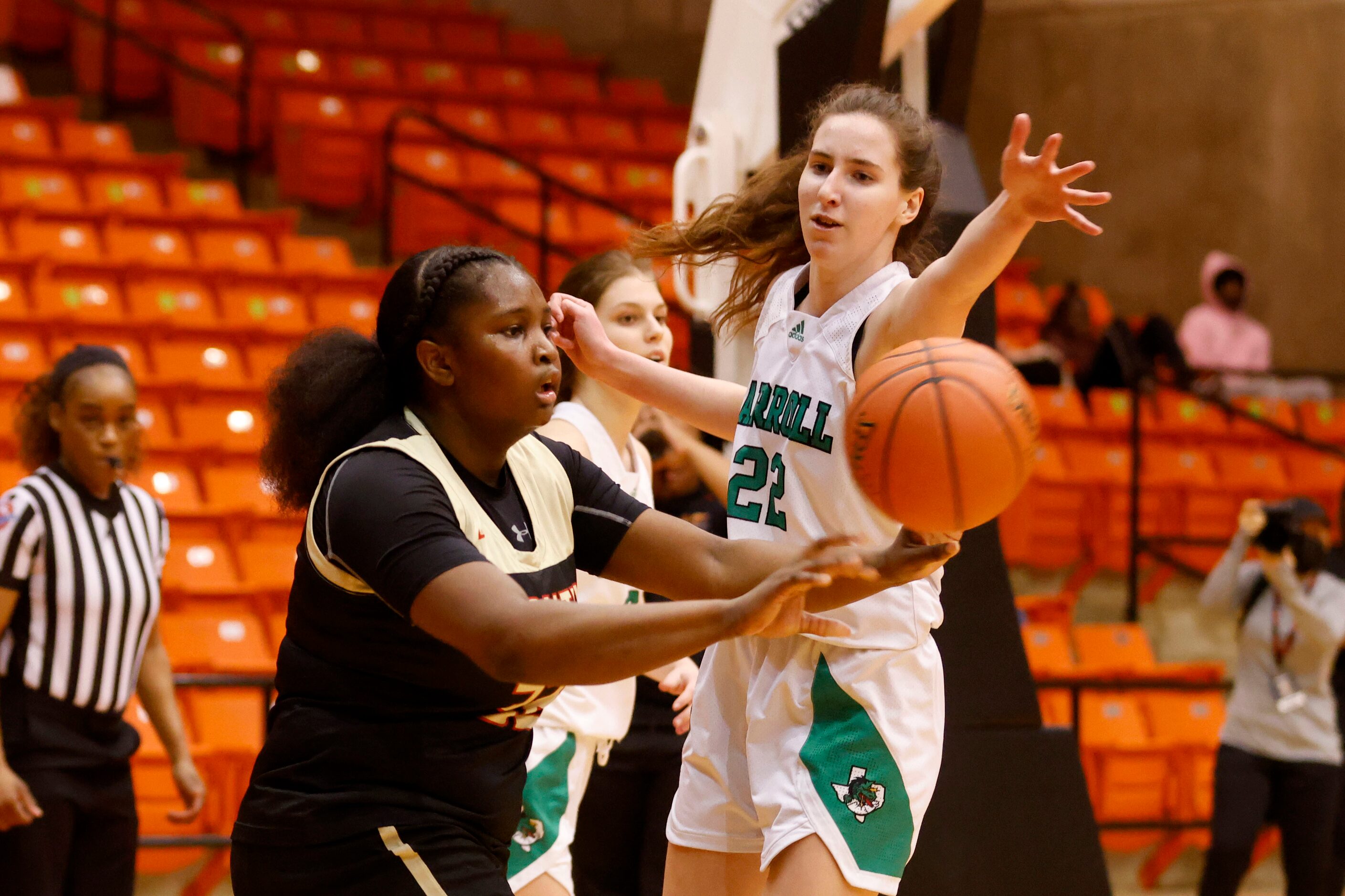 South Grand Prairies Cedraiah Peterson (32) passes the ball while being defended by...