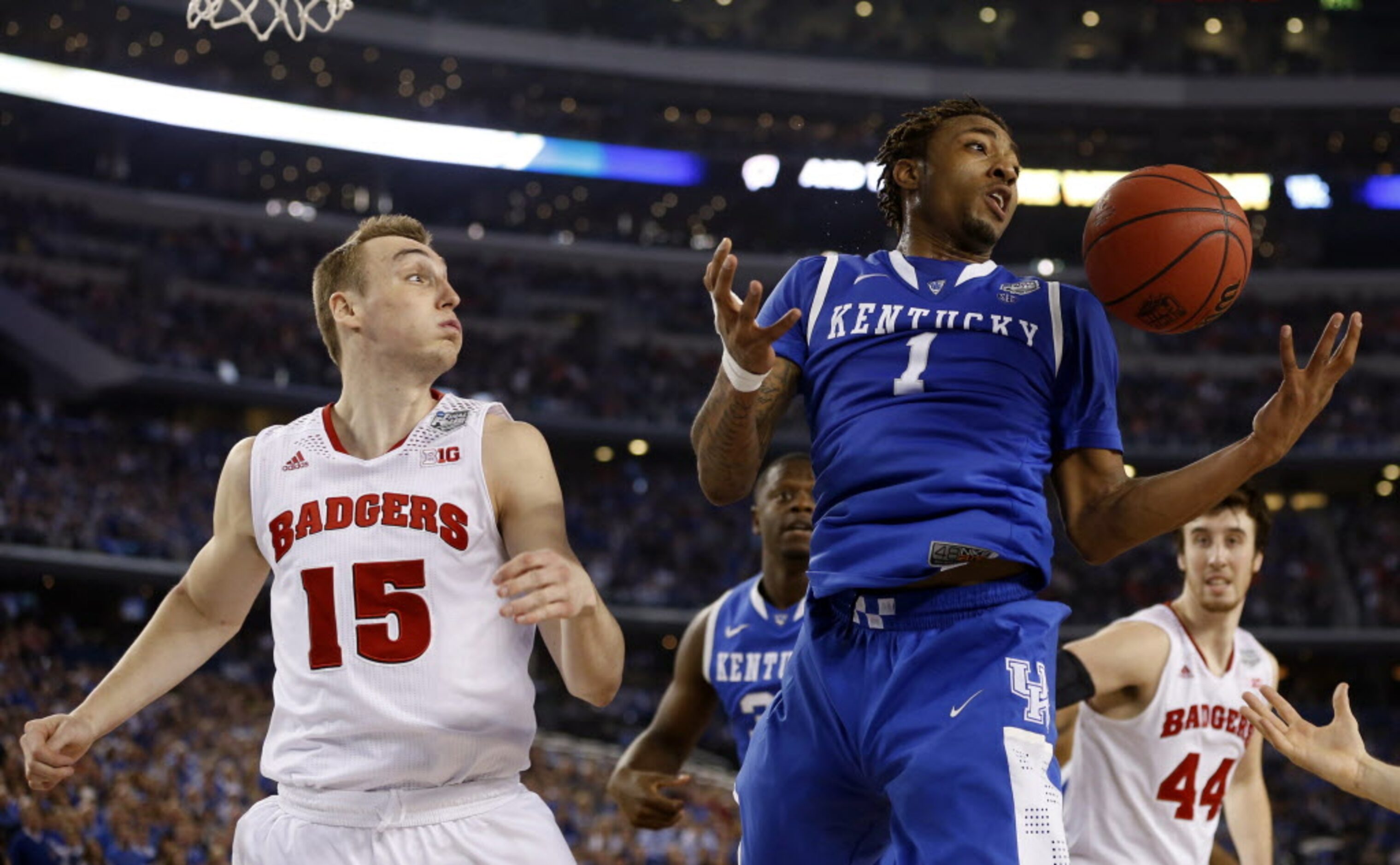 Kentucky Wildcats guard/forward James Young (1) goes after a rebound in front of Wisconsin...