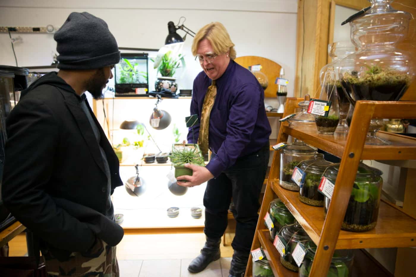 Paul Riddell of Triffid Ranch, right, shows a medusa head plant to Gabriela Lyrix (CQ),...