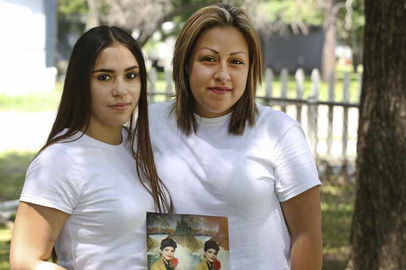 Daisy Serrano (izq.), con una foto de su madre, junto a su prima Dulce Domínguez. Ambas se...