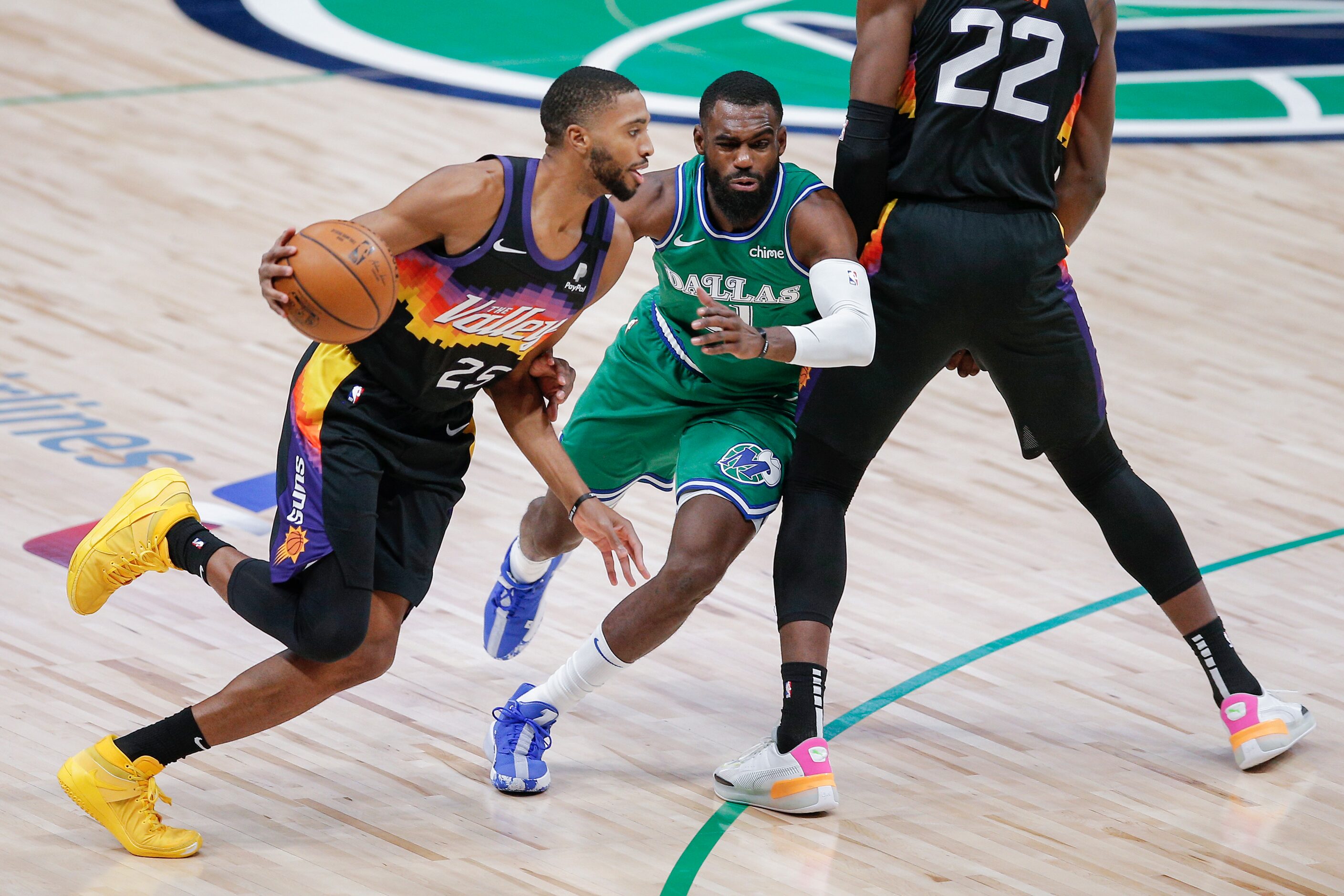 Phoenix Suns forward Mikal Bridges (25) battles Dallas Mavericks forward Tim Hardaway Jr....