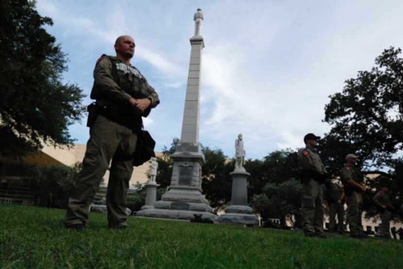 Guardias estatales montan guardia en los monumentos confederados antes de una marcha contra...