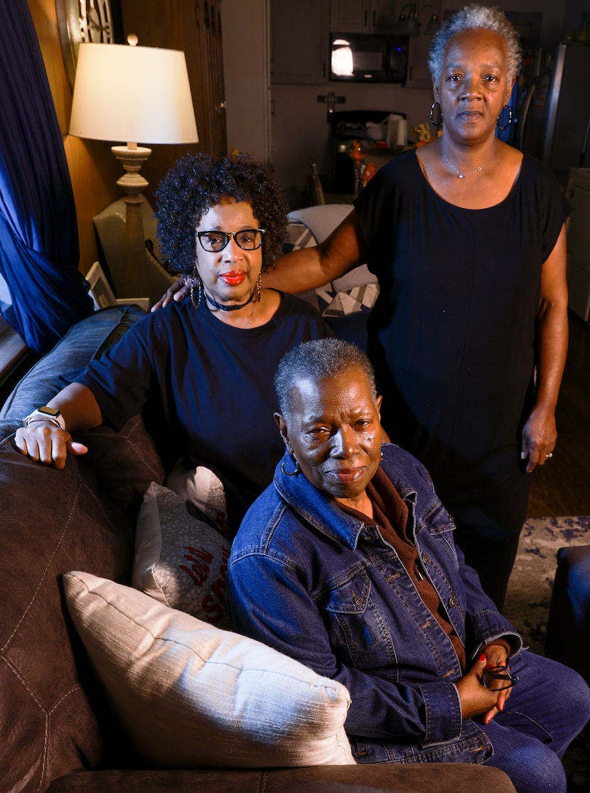 Las hermanas Lottie McKnight-Calhoun (izq.), Annette Brown (de pie), y Dorothy...