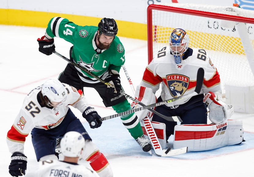 Dallas Stars left wing Jamie Benn (14) is in position to deflect the puck on Florida...