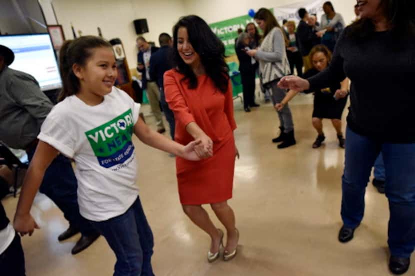 Victoria Neave baila con su sobrina Aracelli Cedillo luego de ganar su elección para un...