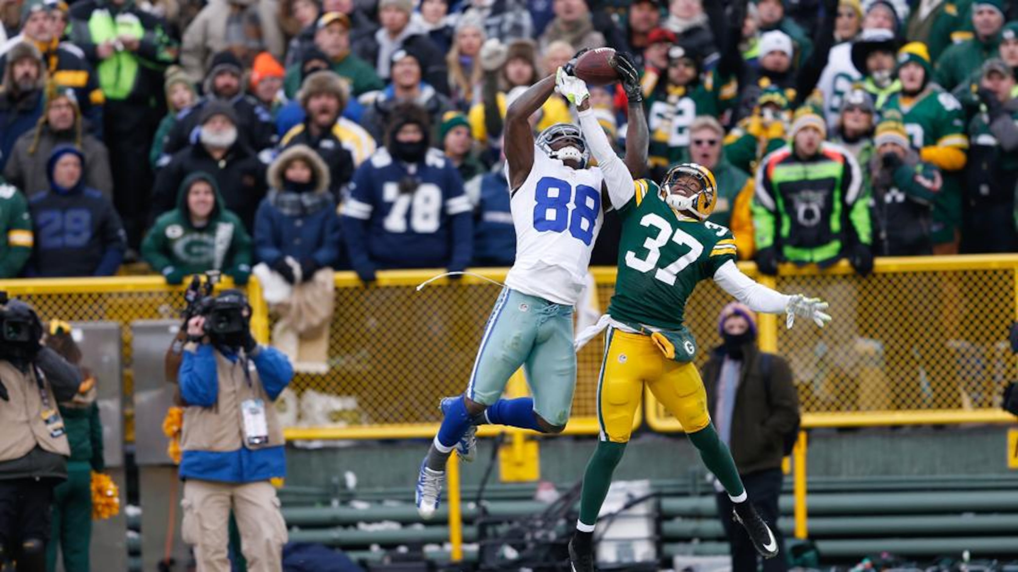 Controversial call goes against Dez Bryant, Cowboys this time and helps  Packers reach NFC Championship Game - Newsday