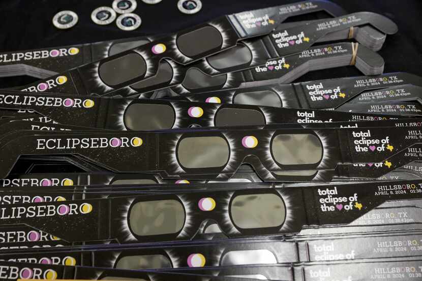 Gafas para ver el eclipse bajo la marca “Eclipseboro” durante una junta ciudadana el 23 de...