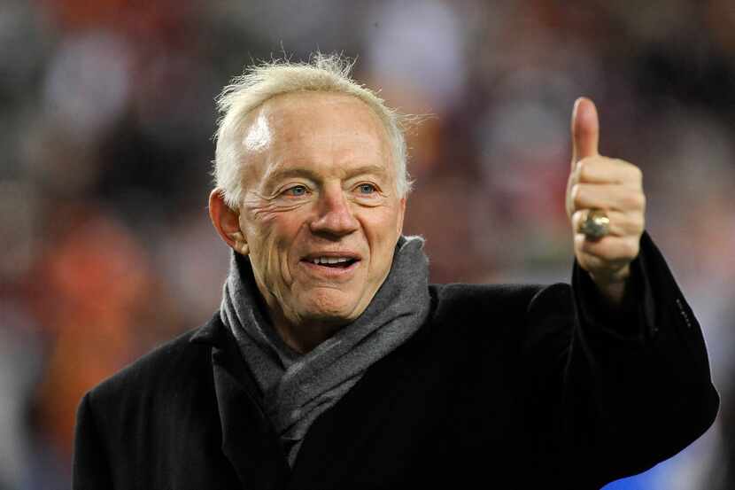 Cowboys owner Jerry Jones gives the thumps up prior to the start of Dallas' season-ending...
