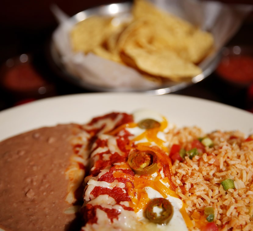 Un clásico platillo de enchiladas de El Fénix DMN