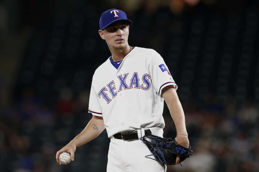 Carlos Tocci, quien juega de jardinero, fue pítcher para los Rangers contra los Athletics de...