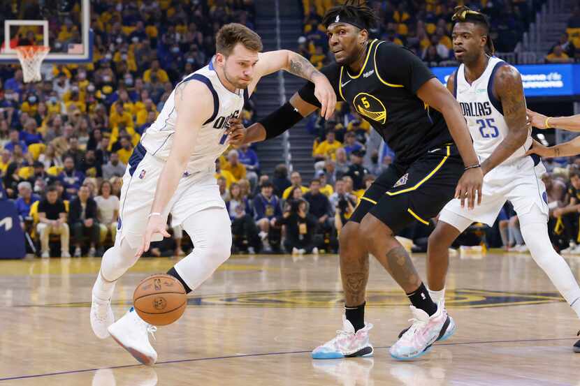 Dallas Mavericks guard Luka Doncic (77) drives toward the basket as Golden State Warriors...
