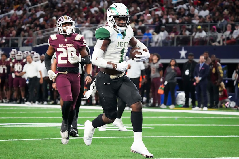 DeSoto running back Deondrae Riden Jr. (1) scores on a 14-yard touchdown run during the...