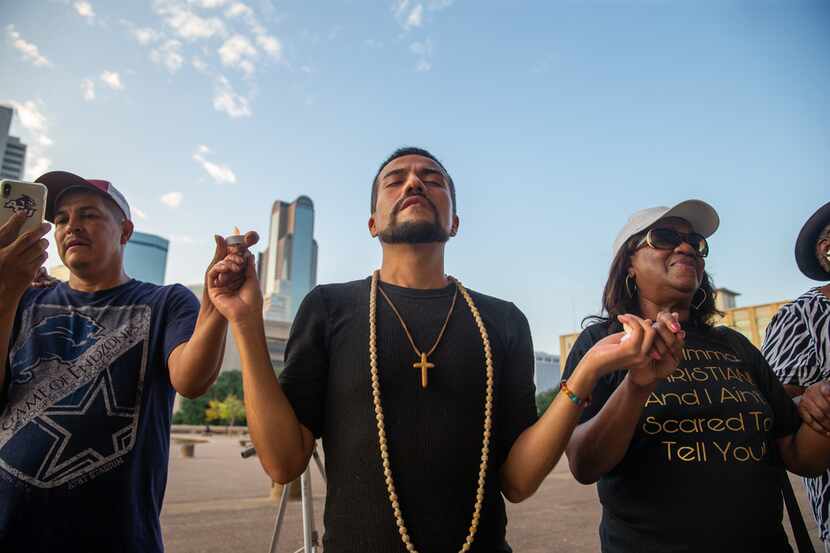 Jaime Morales (centro), nativo de El Paso, junto a Abel López (izq.) y Eva Miles durante una...