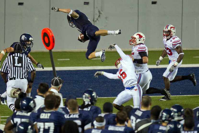 ORG XMIT: TXHOU201 Rice Owls running back Sam McGuffie, top center, comes up short of the...