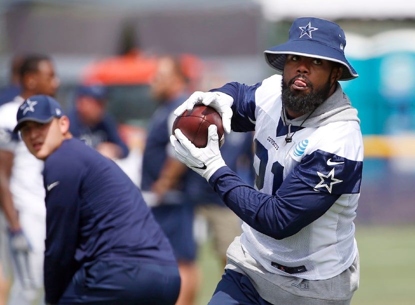 Dallas Cowboys running back Ezekiel Elliott (21) runs up the field after the catch at the...