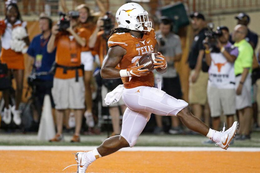 Texas running back D'Onta Foreman (33) scores a rushing touchdown during the Notre Dame...
