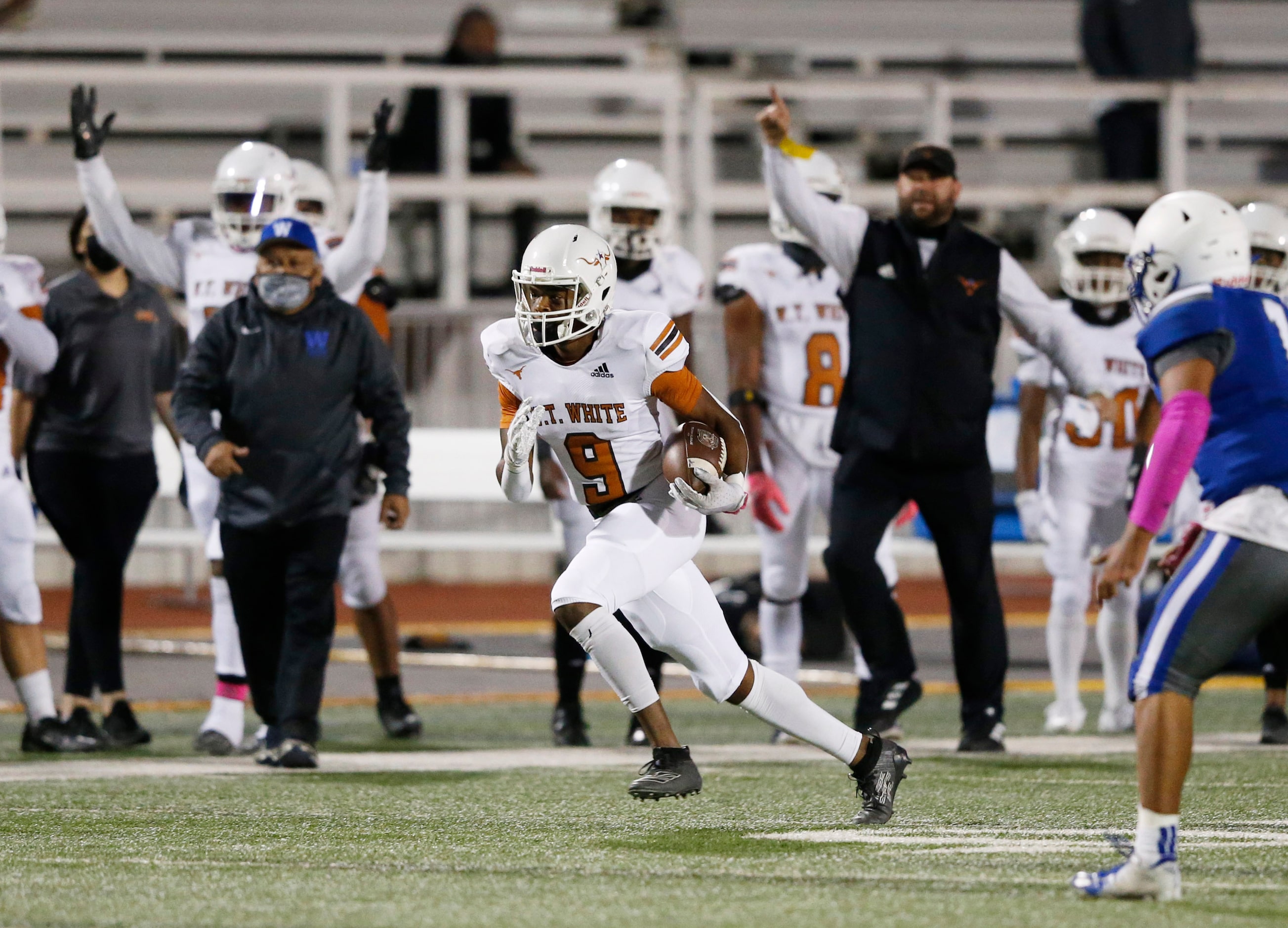 W.T. White's Dejon Baker (9) runs up the field in a game against Carrollton R.L. Turner's...