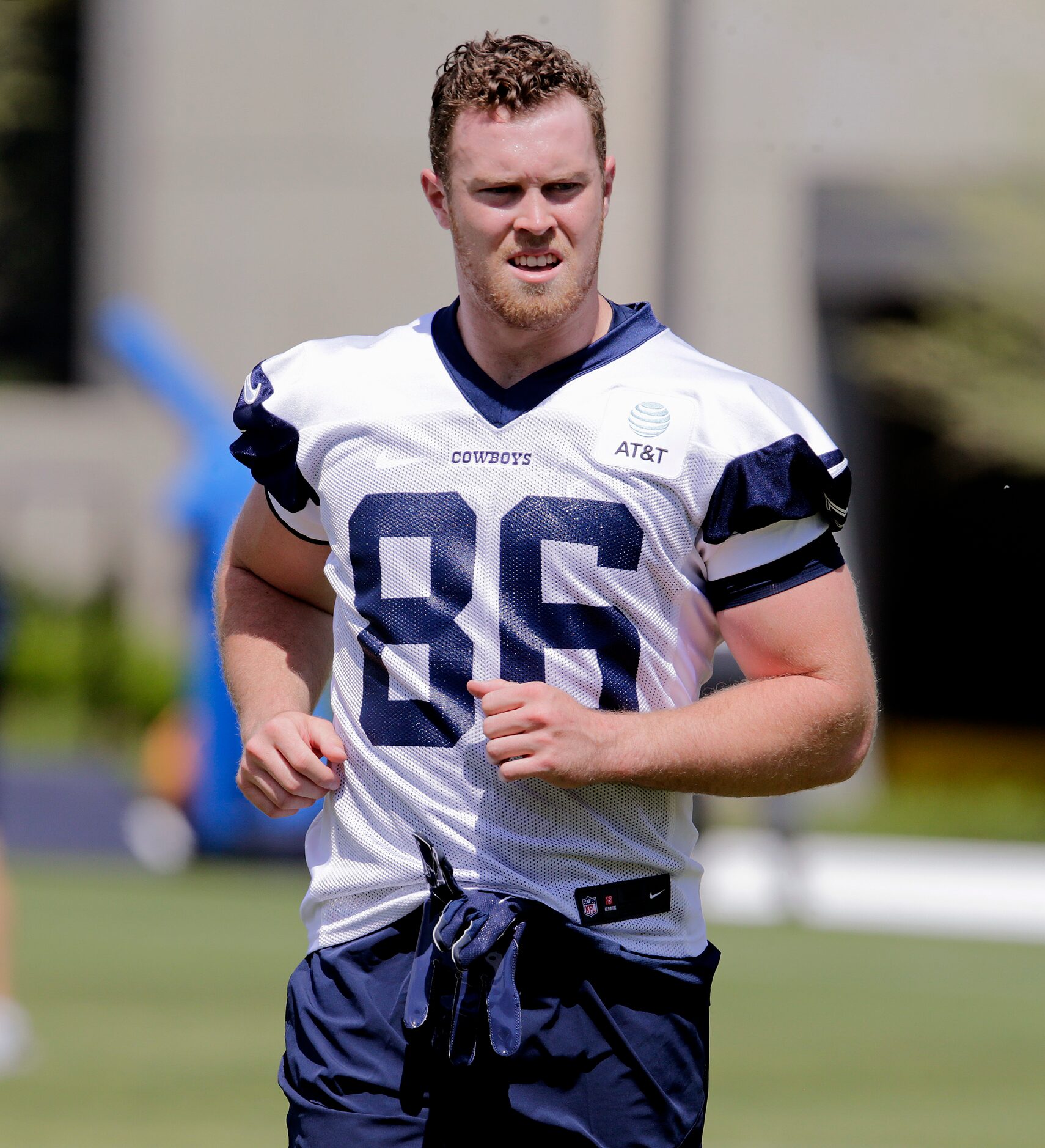 Cowboys rookie tight end Luke Schoonmaker (86) runs to the next drill as the Dallas Cowboys...