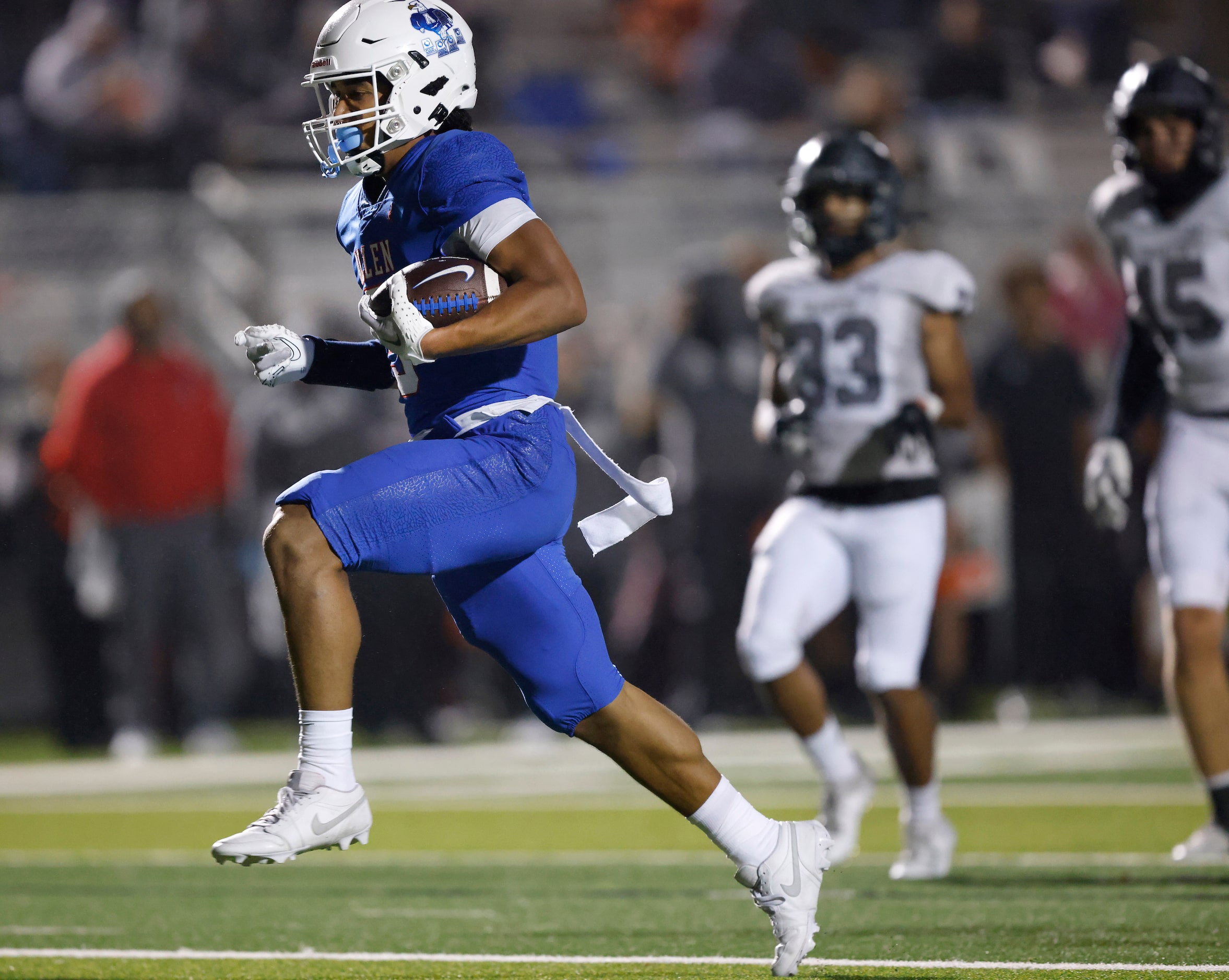 Allen wide receiver Quinton House-Hammonds (5) carries the ball in for a first quarter...