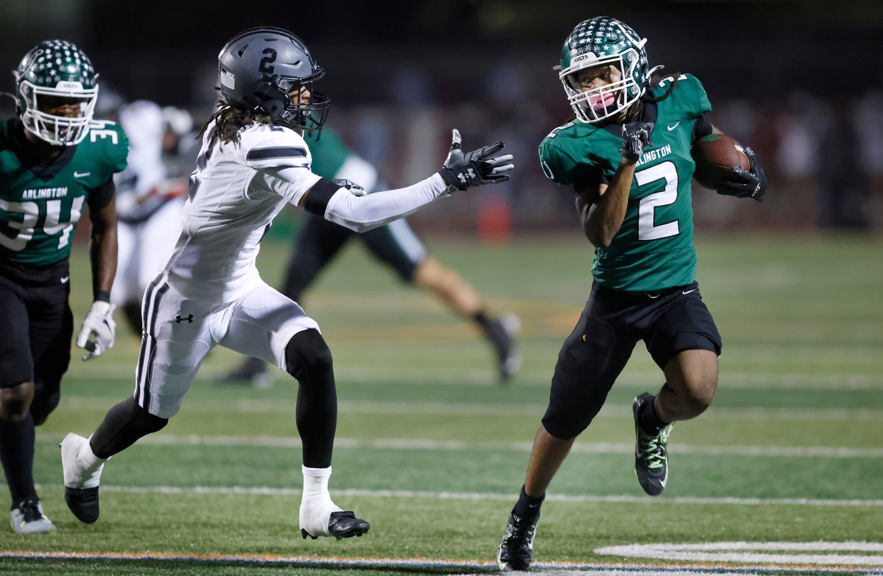 Arlington High wide receiver Jamar Burton (2) eludes Arlington Martin’s Trantan Miles (2)...