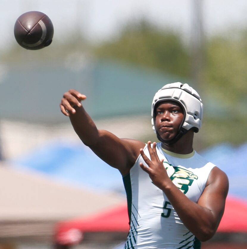 DeSoto quarterback DJ Bailey (5) delivers a pass to an Eagles receiver during their game...