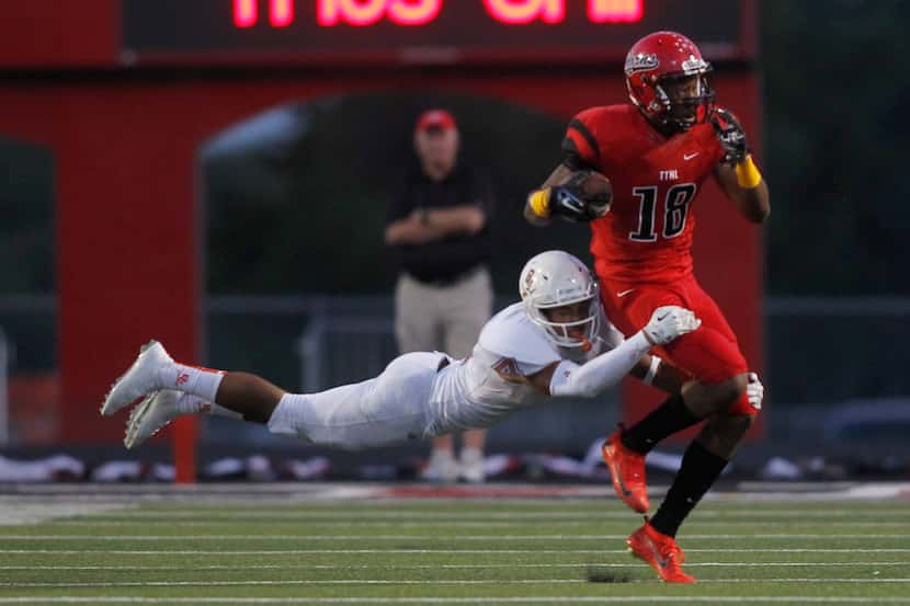 Arlington Bowie defensive back Nico Small (4) dives in an attempt to tackle Cedar Hill wide...
