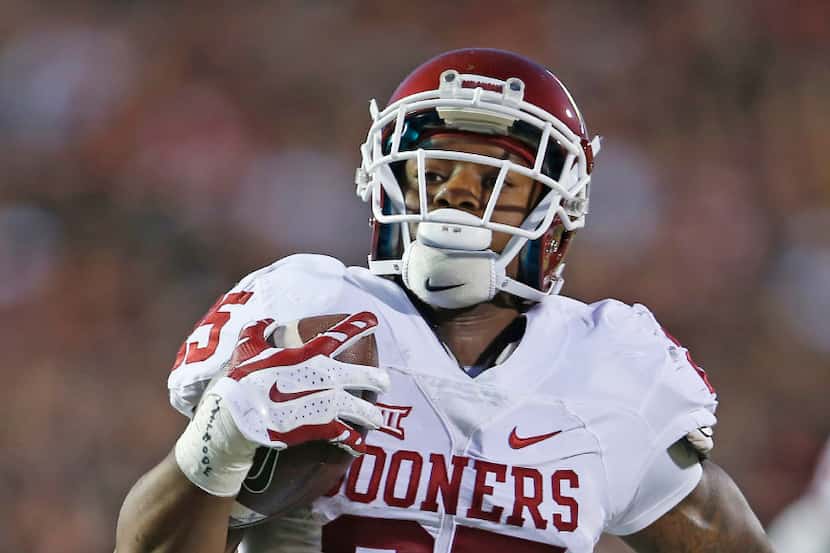 Oklahoma's Joe Mixon (25) runs into the end zone to score a touchdown during an NCAA college...