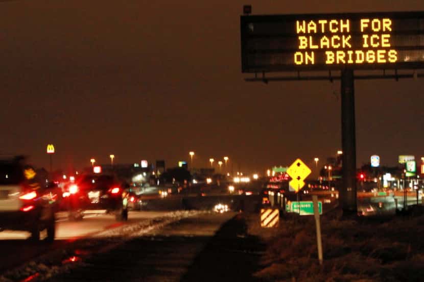 Un letrero alerta a los conductores de manejar con cautela por la posibilidad de “hielo...