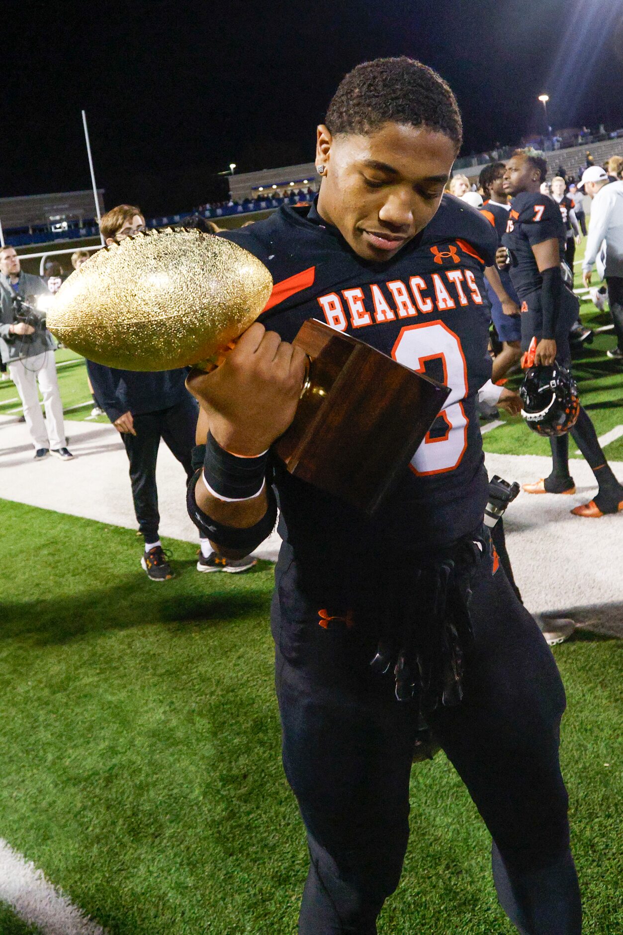 Aledo linebacker Davhon Keys (3) looks at the Class 5A Division I state semifinal...