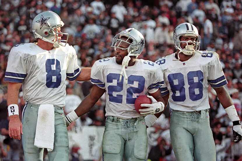  November 19,1995--Dallas Cowboys quarterback Troy Aikman, running back Emmitt Smith and...