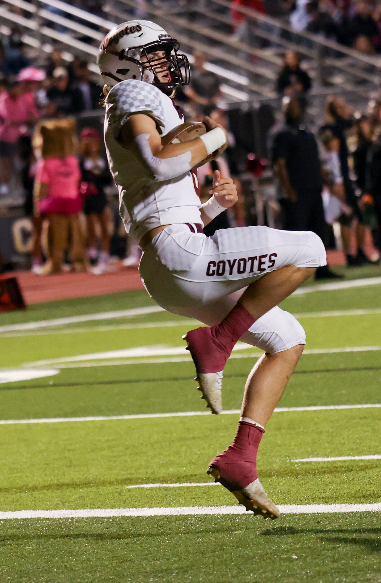 Frisco Heritage’s WR Bryce Gilchrist (8) runs in for a touchdown during the second quarter...