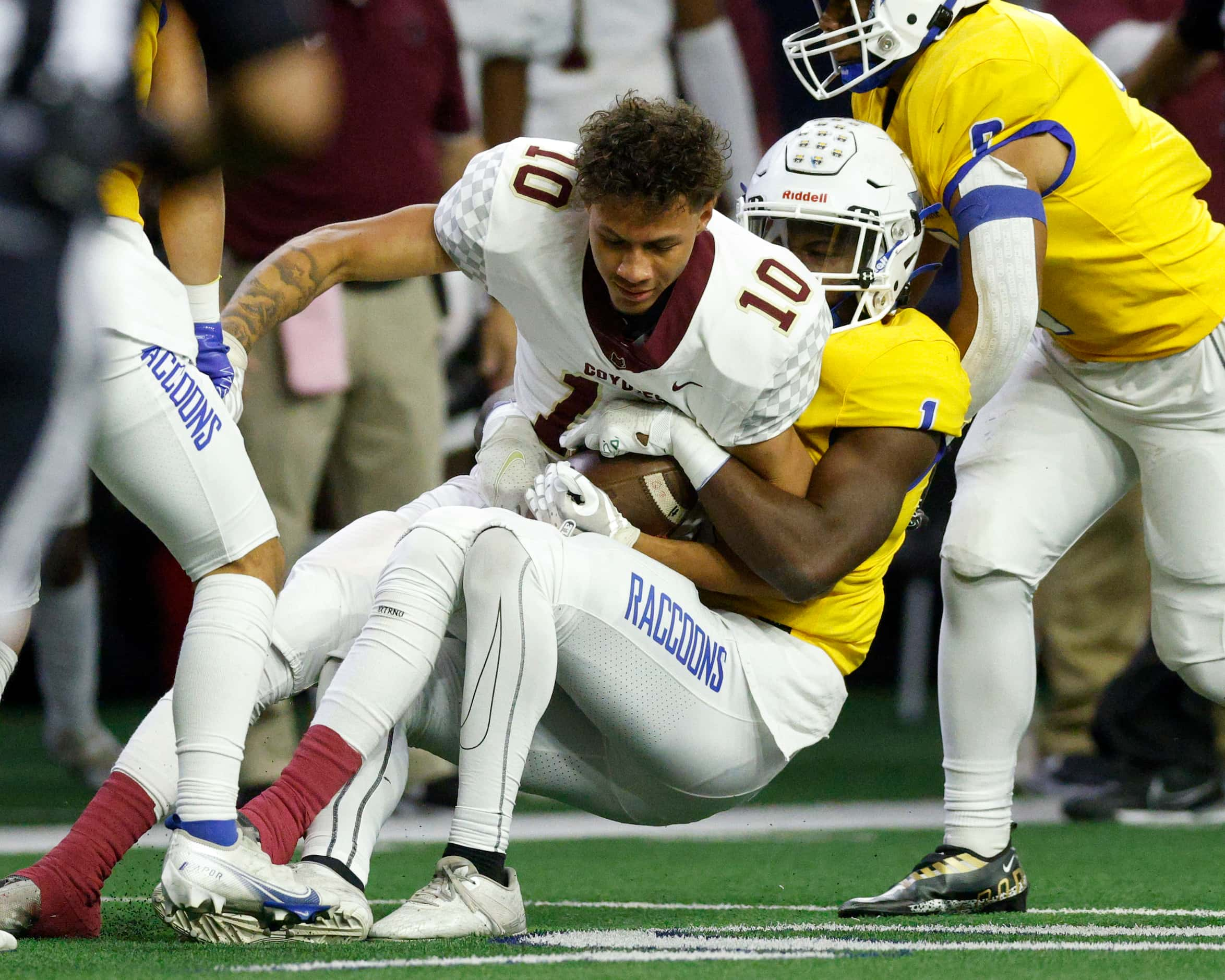 Frisco defensive back Jordon Hamilton (1) tackles Frisco Heritage wide receiver Houston...