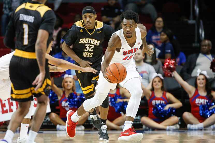 Southern Methodist Mustangs forward Isiaha Mike (15) drives around Southern Miss Golden...