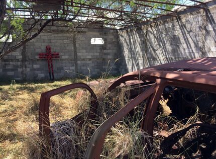 Grupos defensores de migrantes colocaron una cruz contra la pared de la propiedad donde los...