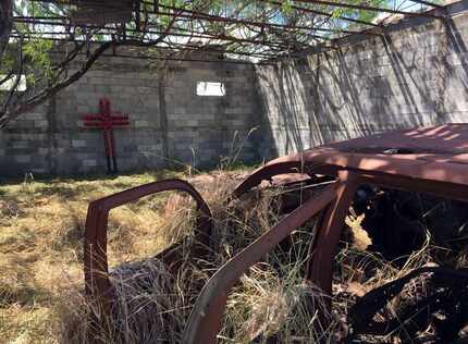 Grupos defensores de migrantes colocaron una cruz contra la pared de la propiedad donde los...