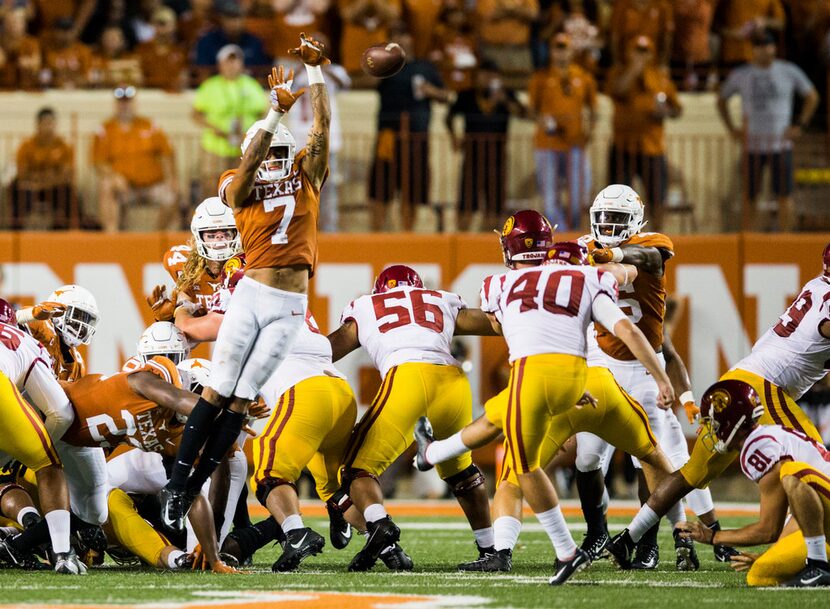 Texas Longhorns defensive back Caden Sterns (7) blocks a field goal attempt by USC Trojans...