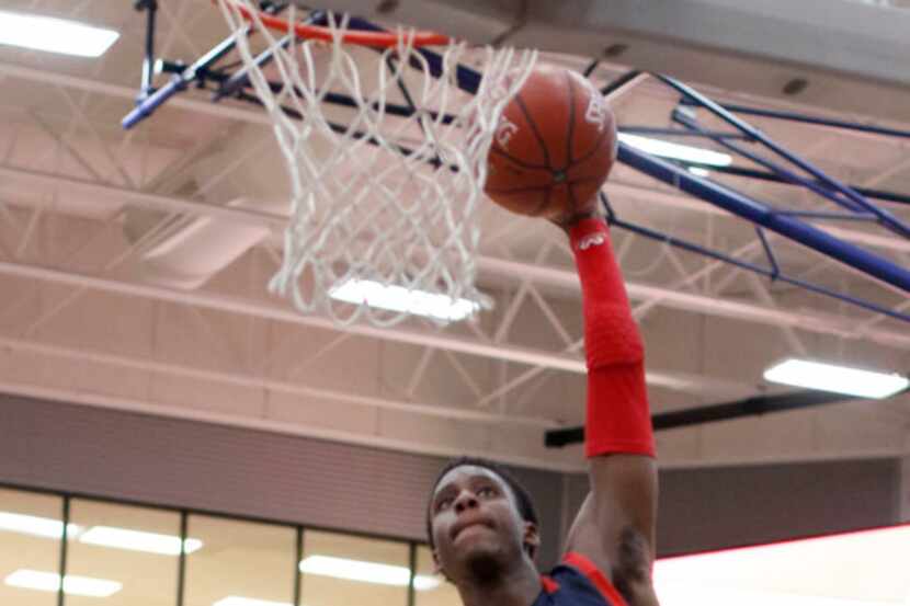 Allen's Manny Obaseki (1) skies to the basket as Fort Worth Brewer's Adam Duncan (14) holds...