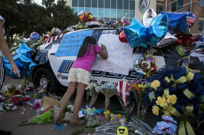 Jasmine Ruiz, 9, left a note Saturday on the makeshift memorial to slain and wounded...