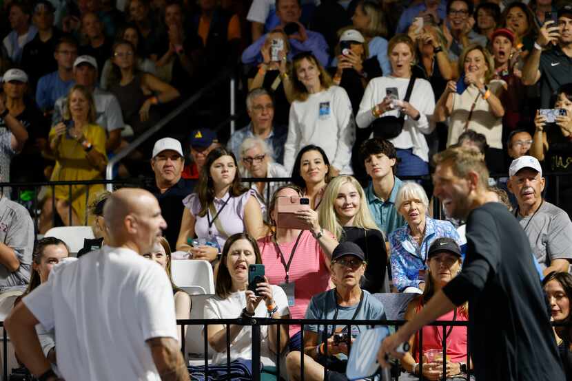The crowd reacts as they watch Dallas Mavericks head coach Jason Kidd (left) and former Mavs...