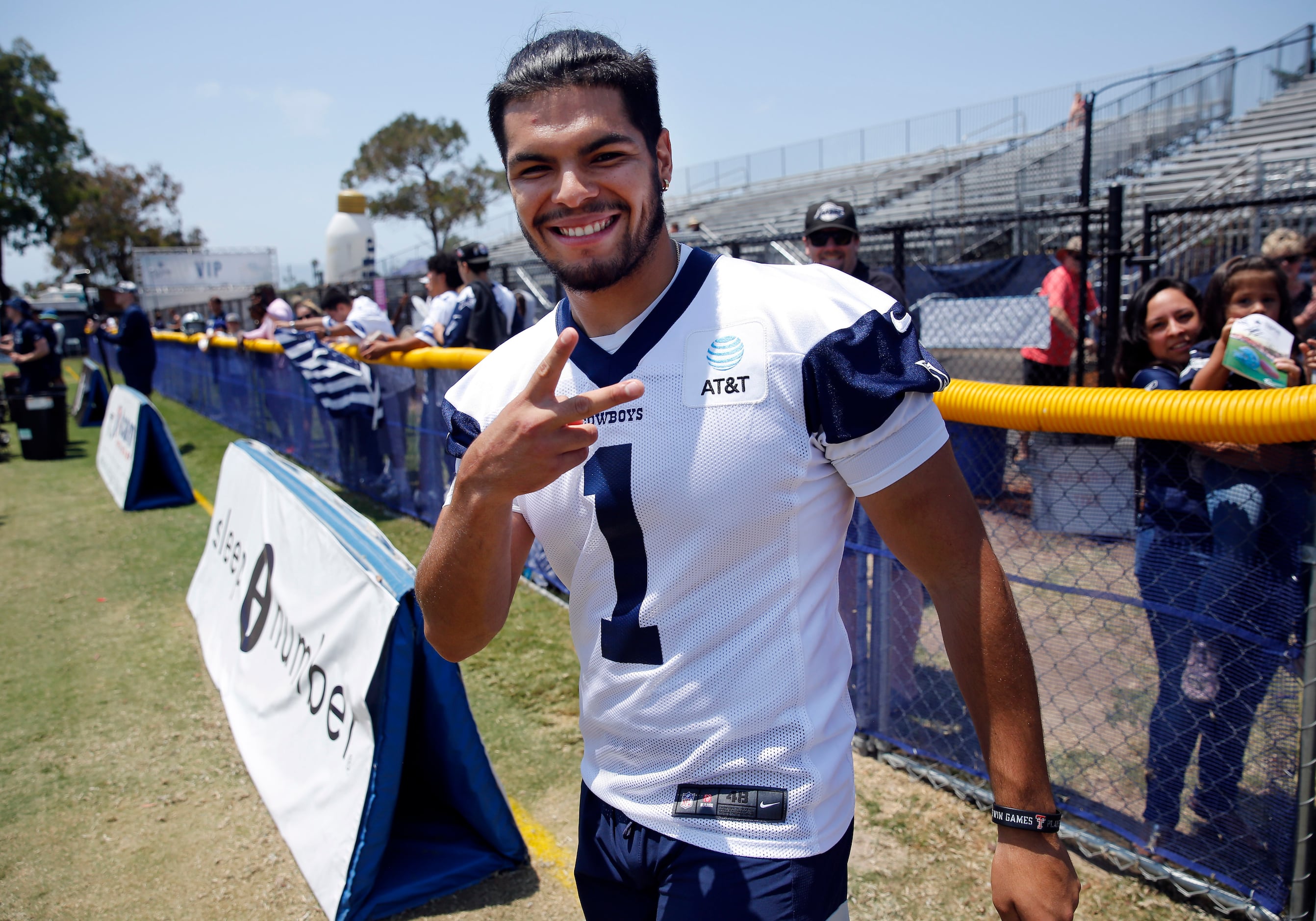 Cowboys training camp photos: Dalton Schultz father-son time and more from  Thursday's practice