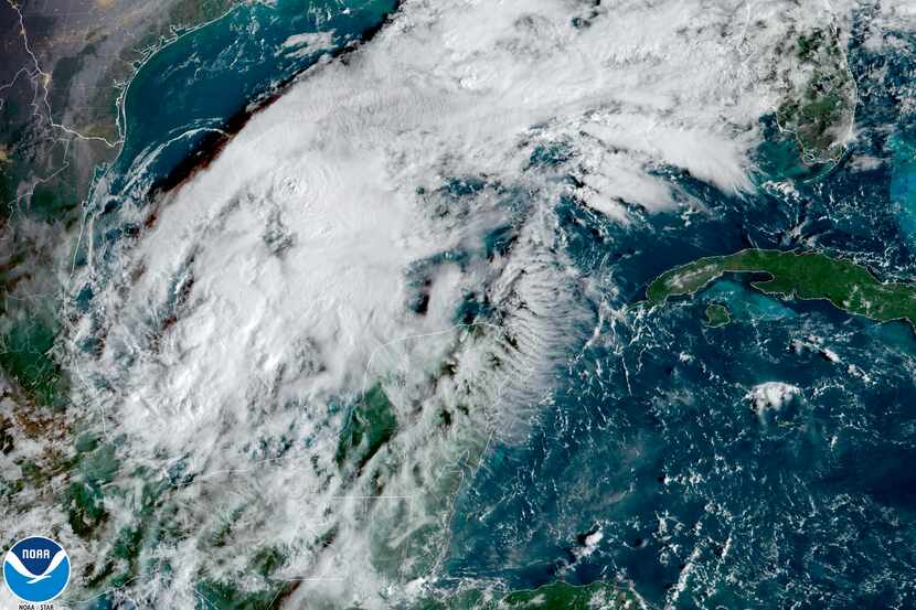 Foto satelital de la tormenta tropical Karl sobre el Golfo de México, el 12 de octubre del...