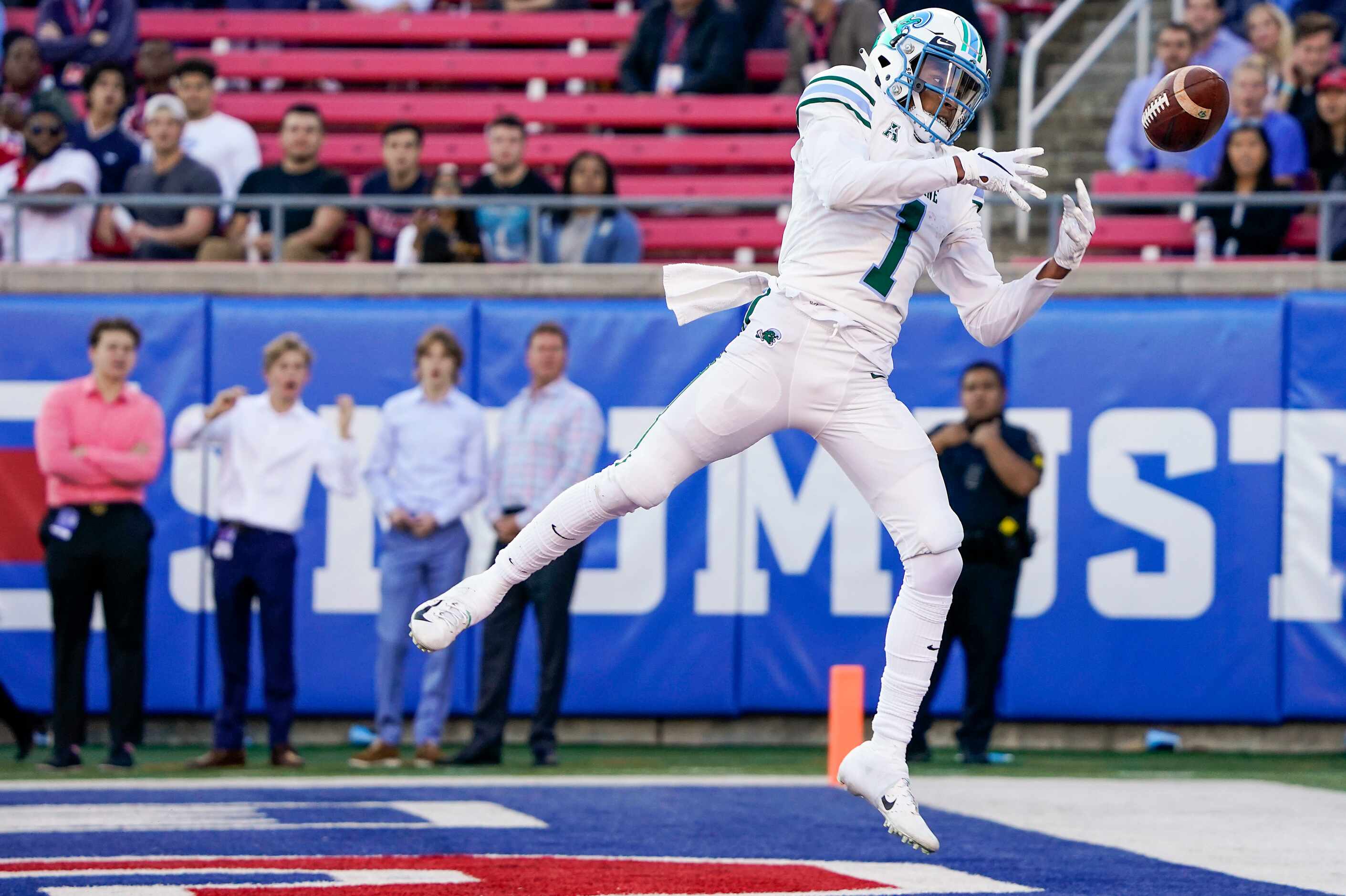 Tulane wide receiver Jalen McCleskey (1) canÕt make the catch on a pass in the end zone...
