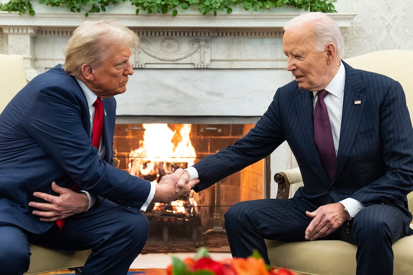  Biden saluda con un apretón de manos a Donald Trump en la Oficina Oval de la Casa Blanca,...