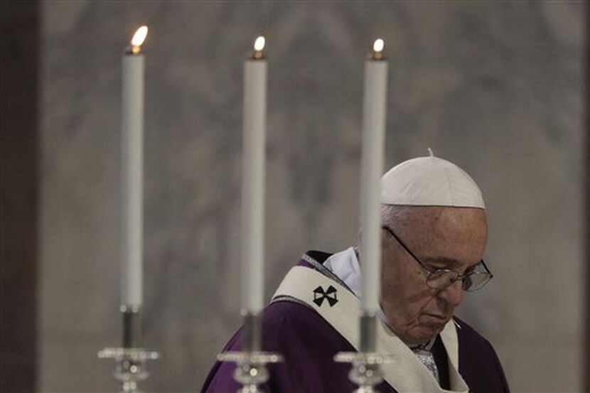 El papa Francisco celebra misa en la basílica de Santa Sabina en Roma el miércoles, 1 de...