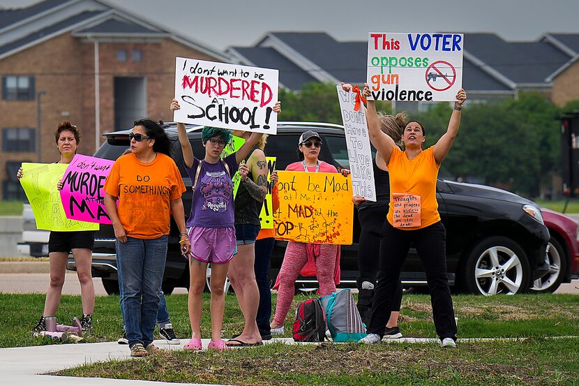 Personas protestaron afuera de la Cottonwood Creek Church antes de la vigilia el 7 de mayo...